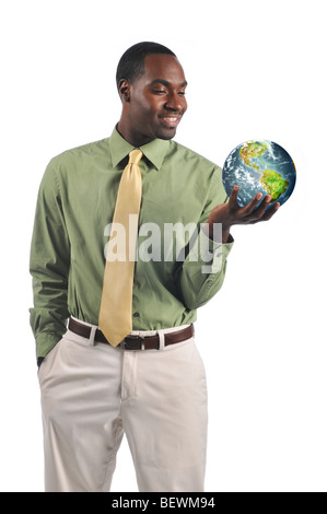 Black businessman holding the earth and smiling isolé sur fond blanc Banque D'Images