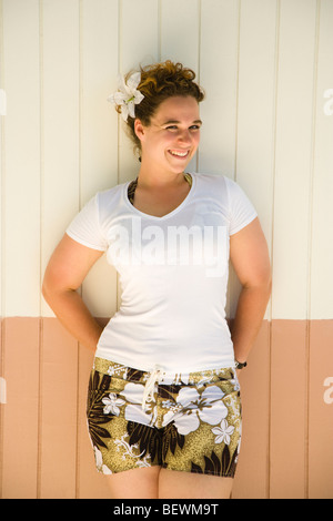 Portrait d'une femme posant contre un mur, Tahaa, Tahiti, Polynésie Française Banque D'Images