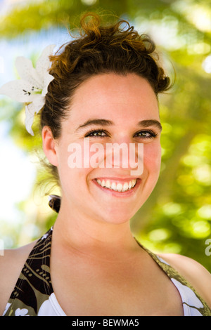 Portrait of a woman smiling, Tahaa, Tahiti, Polynésie Française Banque D'Images