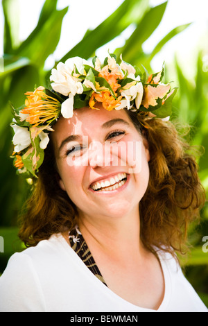 Portrait d'une femme portant une couronne de fleurs et de rire, Tahaa, Tahiti, Polynésie Française Banque D'Images