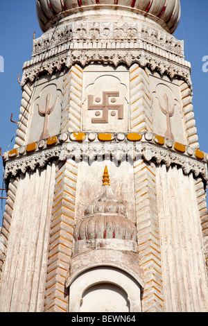 Toit d'un temple hindi avec staviska à Mandawa rajasthan dans indi Banque D'Images