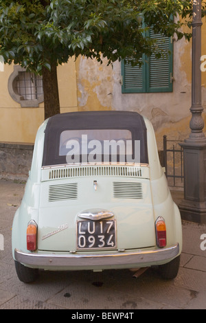 Fiat 500 Nuova (1957) dans la région de Garfagnana, Barga, Toscane, Italie Banque D'Images