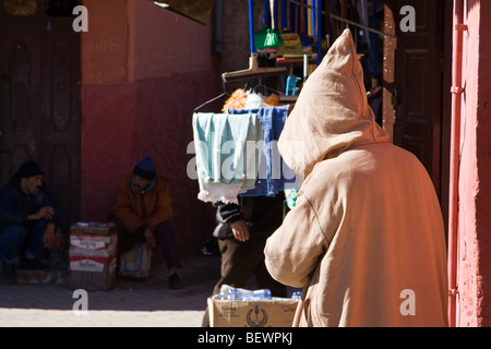 Homme marocain portant le capot de l'habit traditionnel Djellabah dans la rue de la médina de Marrakech. Maroc Banque D'Images