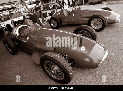 1954 Maserati 250F et 1953 Maserati A6GCM dans le paddock au Goodwood Revival 2009, Sussex, UK. Banque D'Images