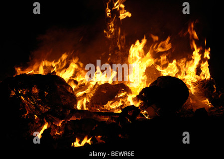 Les fallas. La célébration de l'espagnol le feu. Gros nuls entre la combustion de poudre à l'odeur. Banque D'Images