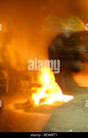 Les fallas. La célébration de l'espagnol le feu. Gros nuls entre la combustion de poudre à l'odeur. Banque D'Images