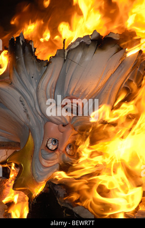 Les fallas. La célébration de l'espagnol le feu. Gros nuls entre la combustion de poudre à l'odeur. Banque D'Images