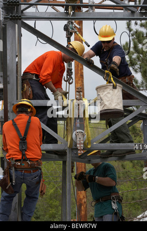 Les travailleurs de l'utilitaire de mise à jour de la sous-station électrique Banque D'Images