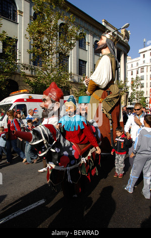 Traditionnel défilé de géants, bigheads et peu de chevaux en papier mâché Banque D'Images