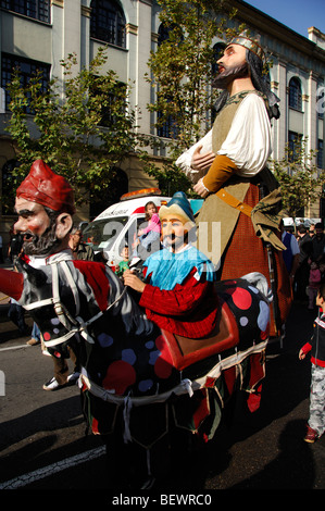 Traditionnel défilé de géants, bigheads et peu de chevaux en papier mâché Banque D'Images