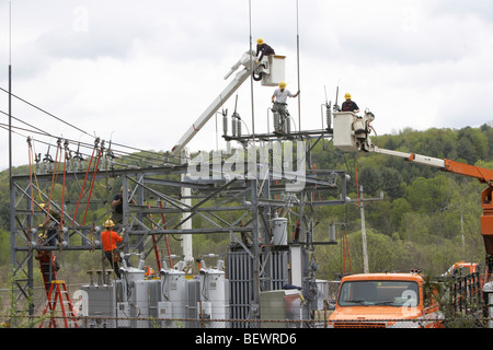 Les travailleurs de l'utilitaire de mise à jour de la sous-station électrique Banque D'Images