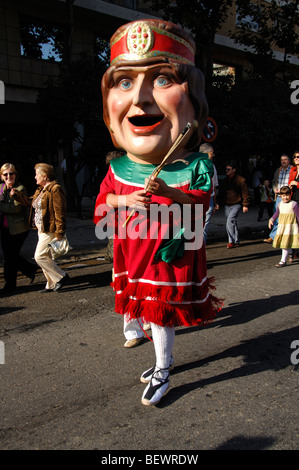 Traditionnel défilé de géants, bigheads et peu de chevaux en papier mâché Banque D'Images