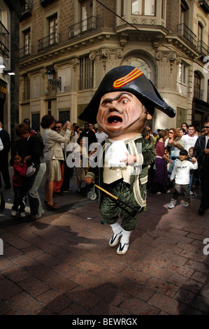 Traditionnel défilé de géants, bigheads et peu de chevaux en papier mâché Banque D'Images