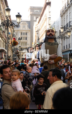 Traditionnel défilé de géants, bigheads et peu de chevaux en papier mâché Banque D'Images