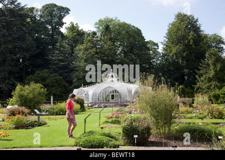 La lecture des visiteurs inscrivez-vous près de la serre de Balat Jardin Botanique National Nationale Plantentuin Meise Bruxelles Belgique Banque D'Images