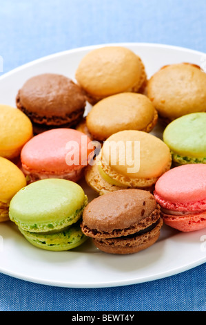 Macaron cookies multicolores frais servis sur une plaque Banque D'Images