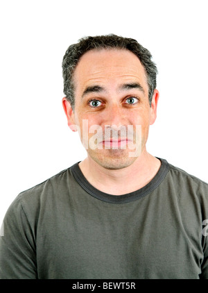 Portrait d'un homme faisant un visage stupide isolé sur fond blanc Banque D'Images