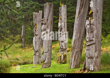 Poteaux permanent à Ninstints, dans la réserve de parc national Gwaii Haanas, îles de la Reine-Charlotte, en Colombie-Britannique, Canada Banque D'Images