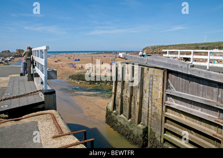 La mer verrouiller la porte et la fin du canal à Bude en Cornouailles du Nord Banque D'Images