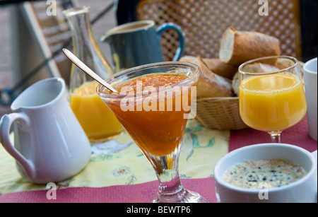 'Typiquement française petit dejeuner' petit-déjeuner sur la terrasse du restaurant extérieur table Banque D'Images