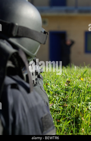 Tactique de la police des armes à feu en matière de confinement Banque D'Images