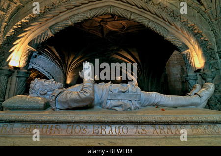 Portugal, Lisbonne : La Tombe de poète national Luiz Vaz de Camoes dans l'église de monastère de Jérôme à Belem Banque D'Images