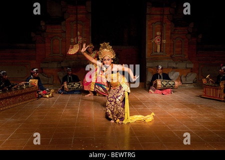 Legong Kraton danseurs balinais mâles et femelles, Bali Banque D'Images