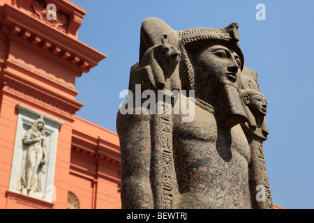 Statue de l'Égypte ancienne à l'extérieur du Musée égyptien du Caire, Égypte. Banque D'Images