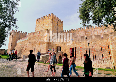 Portugal, Lisbonne : visiteur dans le château Sao Jorge Banque D'Images