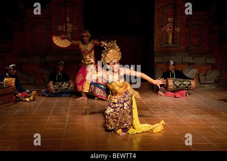 Legong Kraton danseurs balinais mâles et femelles, Bali Banque D'Images