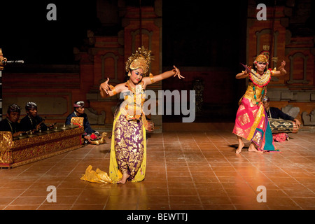 Legong Kraton danseurs balinais mâles et femelles, Bali Banque D'Images