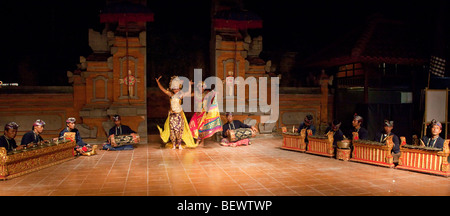 Legong Kraton danseurs balinais mâles et femelles, Bali Banque D'Images