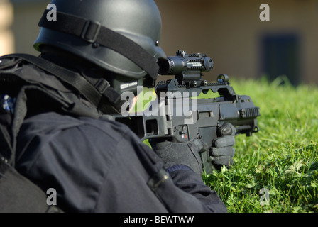 Des armes à feu de la police en position de confinement Banque D'Images