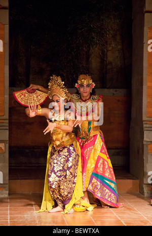 Legong Kraton danseurs balinais mâles et femelles, Bali Banque D'Images