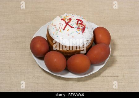 Gâteau de Pâques et oeufs de pâques Banque D'Images