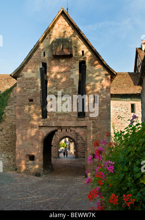 Entrée voûtée médiévale en pierre d'un village historique de Riquewihr sur la Route des Vins Alsace France Banque D'Images