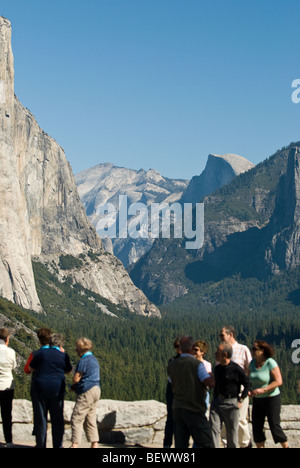 Les touristes appréciant les 'Tunnel View' de Yosemite National Park, en Californie. Banque D'Images