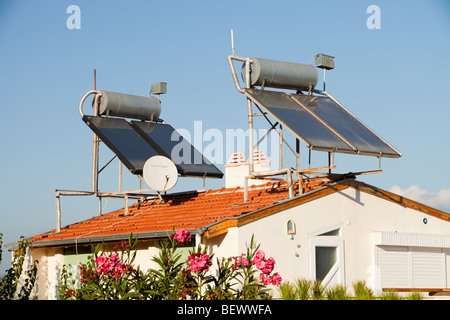 Chauffe-eau solaire sur les toits de maison Teos, Turquie. Banque D'Images