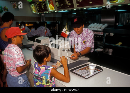 Les mexicains, les Mexicains, jeune homme, travailler chez McDonald's restaurant, Plaza Flamingo, shopping mall, ville de Cancun, Quintana Roo, Mexique de l'État Banque D'Images