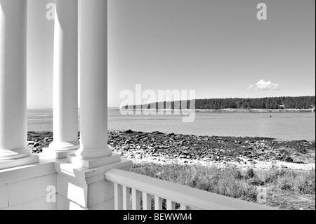 Vue depuis le porche de la maison du gardien au Marshall Point Lighthouse, Port Clyde, Maine, USA, en noir et blanc Banque D'Images