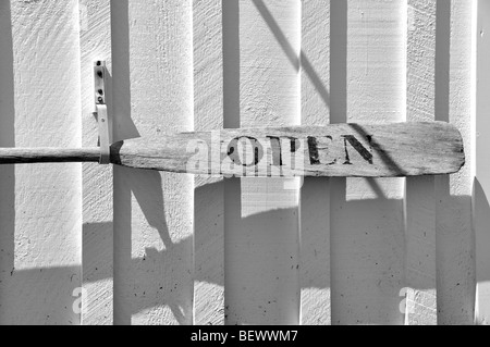 Open sign faite à partir d'une rame en bois est suspendu à l'extérieur de la Maison Point Lighthouse Museum, Port Clyde, Maine, USA. Banque D'Images