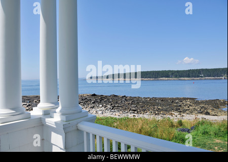 Avis de Penobscot Bay depuis le porche de la maison du gardien au Marshall Point Lighthouse, Port Clyde, Maine, USA Banque D'Images