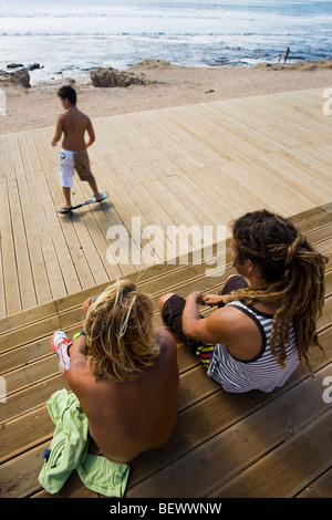 Snakeboarder devant deux spectateurs de la Movistar Ocean & Earth Pro WQS 09 Banque D'Images