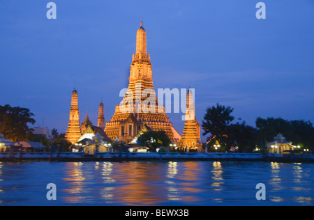 Wat Arun (temple de l'aube) éclairés la nuit à Bangkok en Thaïlande Banque D'Images