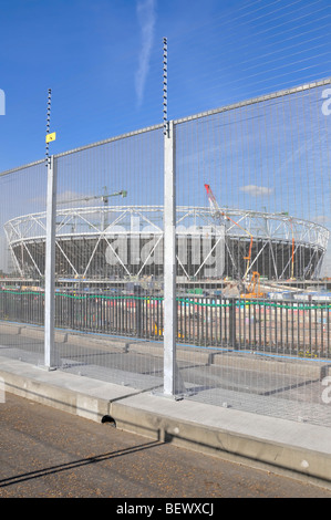 Des barrières de sécurité de système installé autour du périmètre du site des Jeux Olympiques de Londres 2012 avec au-delà du stade principal Banque D'Images