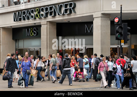 Boutiques très fréquentées d'Oxford Street, nombreux magasins de shopping et touristes qui marchent sur Pavement Marks et Spencer Marble Arch, magasins d'affaires en face de Londres Banque D'Images