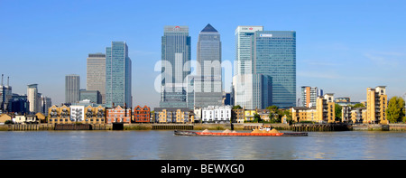 Canary Wharf skyline et tamise les agrégats en vrac transport livraison Banque D'Images