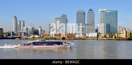 La rivière Thames Clipper rapide catamaran bateau-bus passant de Canary Wharf sur l'Isle of Dogs Banque D'Images