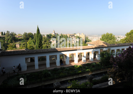 Vue sur le jardin d'eau et promenade à l'Alhambra Le Palais de l'Alhambra, Generalife, Grenade, Andalousie, Espagne Banque D'Images