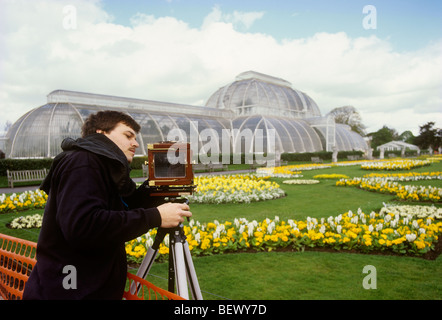 Royaume-uni, Angleterre, Londres, Kew Gardens, Tom Mackie photographier la Palm House sur Wista caméra champ Banque D'Images